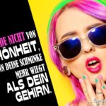 Zu viel Schminke - lustiger Spruch - Frau mit rosa Haaren, extrem geschminkt und Sonnenbrille