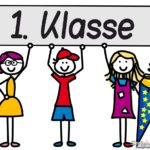 Kinderzeichnungen halten ein Schild mit der Aufschrift "1. Klasse" hoch