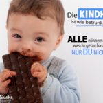 Kleiner Junge beißt mit seinem schokoladen verschmierten Mund in eine große Tafel Schokolade - Lustiger Spruch über die Kindheit