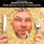 Nudeln, Pasta, Kohlenhydrate - Spruch mit Mann, der aus einem Nudelberg heraus schaut und Messer und Gabel in der Hand hat