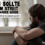 Spruch zum Nachdenken - nie im Streit auseinandergehen - trauriger Mann sitzt am Fenster