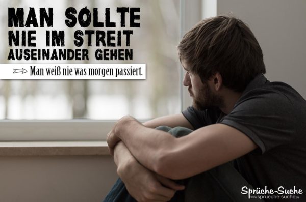 Spruch zum Nachdenken - nie im Streit auseinandergehen - trauriger Mann sitzt am Fenster