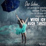 Frau im kurzen Kleid tanzt mit blauen Regenschirm im Regen