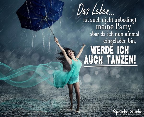 Frau im kurzen Kleid tanzt mit blauen Regenschirm im Regen