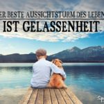 Gelassenheit im Leben - ja kein negativer Stress - Junge mit Hund auf Steg am See