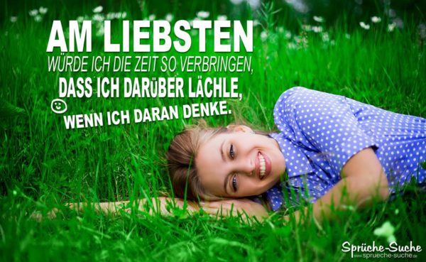 Schöne Sprüche fürs leben - Die Zeit mit Freude verbringen - Frau liegt lächelnd und glücklich im saftig grünen Gras