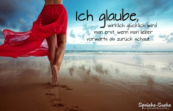 Sprüche über Glück - Frau im leichten roten Kleid spazierend am Strand