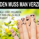 Bemalte Finger mit Gesichtern - Pro Familie und Freunde Spruch