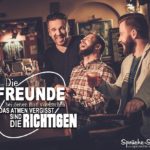 3 Freunde in einer Bar: Spruch Freundschaft - Die richtigen Freunde lachen zusammen