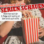 Us Mädchen mit gepunkteten Kleid sitz mit Popcorn im Kino