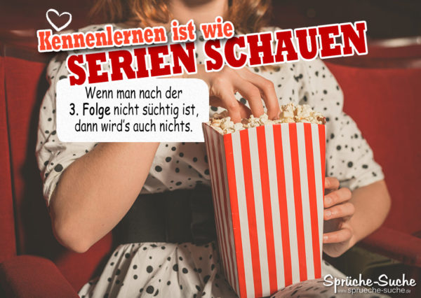 Us Mädchen mit gepunkteten Kleid sitz mit Popcorn im Kino