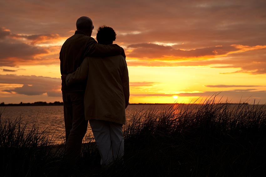 Verliebtes altes Ehepaar bei Sonnenuntergang am Meer