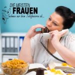 Lustiger Spruch über Frauen - Sußigkeiten am Arbeitsplatz beim Telefonieren essen