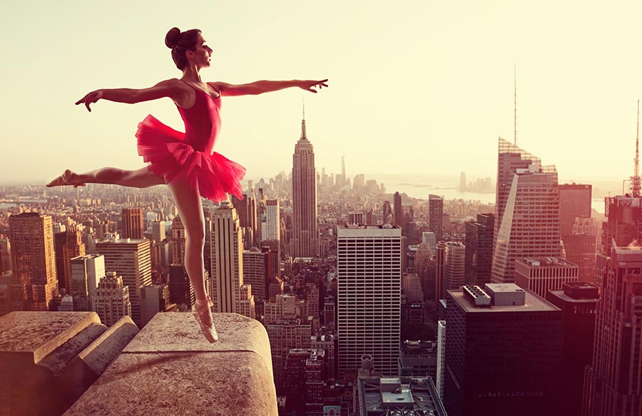 Balletttänzerin auf Hochhaus
