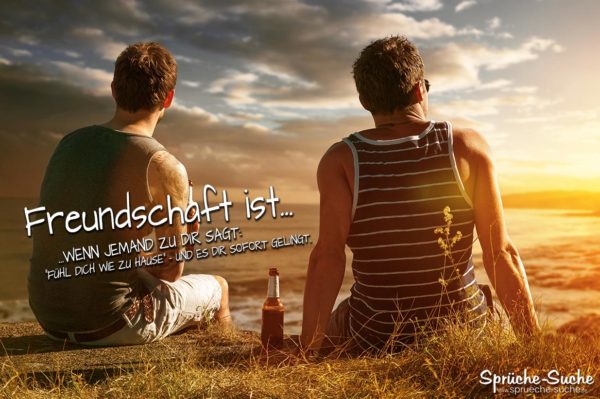 Freundschaft - 2 june Männer trinken bei Sonnenuntergang Bier am Meer