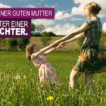 Gute Mutter Sprüche - Mutter mit Tochter spielt auf grüner Blumenwiese