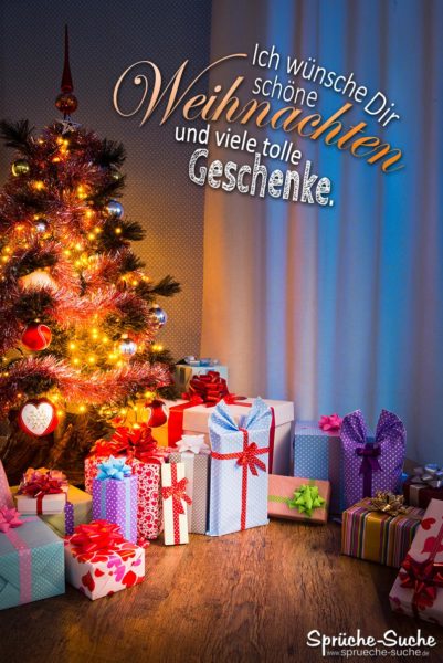Schön geschmückter Weihnachtsbaum mit vielen tollen Geschenken rings herum als Weihnachtskarte