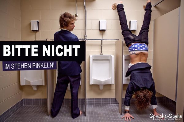 Nicht im stehen pinkeln - Mann macht Handstand am Pisuar