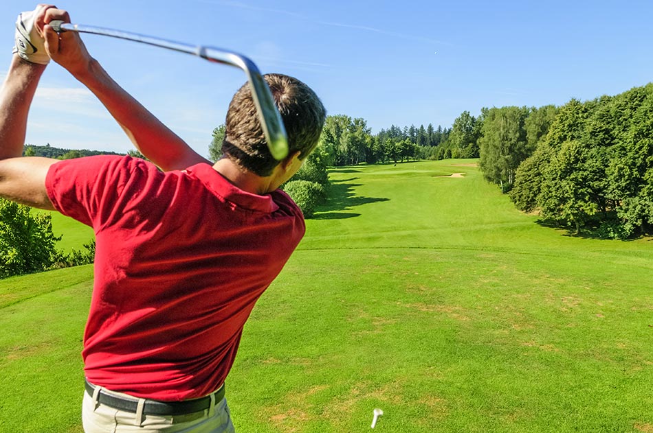 Golfspieler auf grüner Wiese