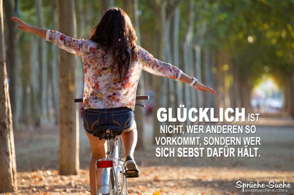 Glückliches Mädchen freihändig auf dem Fahrrad fährt durch Allee