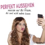 Perfekt aussehen - Lustiger Spruch zum Nachdenken mit Frau, die ein Selfi von sich macht