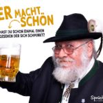 Bier macht schön Spruch mit alten Mann mit Hut und einem Glas Bier in der Hand