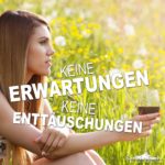 Erwartungen und Enttäuschungen Spruch | Frau alleine mit Weinglas in der Hand