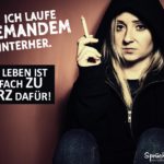 Traurige Frau mit Kaputzenpulli rauch eine Zigarette