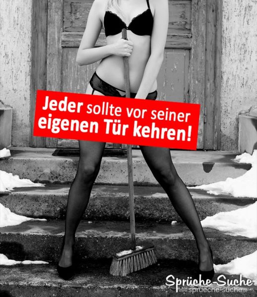 Jeder sollte vor seiner eigenen Tür kehren - erotische Spruchkarte