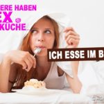 Sex in der Küche Spruch - Frau liegt im Bett und denkt über Sex nach