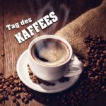 Weiße Kaffeetasse gefüllt mit Kaffee präsentiert auf einem Jutesack mit verstreuten Kaffeebohnen