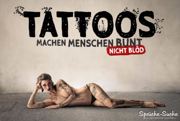 Pro Tattoo Sprüche - Schlanke Frau im Bikini mit vielen Tattoos