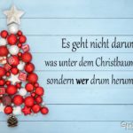 Nachdenkliche Sprüche zu Weihnachten - Christbaum aus Weihnachtskugeln und Sternen auf Holz