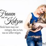 Hübsche Frau mit Kater auf dem Arm: Sprüche Frauen sind wie Katzen