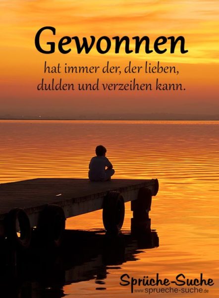 Holzsteg am Meer mit junden bei Sonnenuntergang - Gewonnen hat immer der, der lieben, dulden und verzeihen kann.