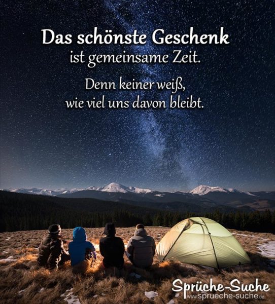 4 Freunde beim Zelten - Spruch zum Nachdenken - Das schönste Geschenk ist gemeinsame Zeit