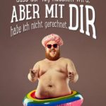 Dicker Mann im bunten Schwimmreifen - Ich wusste, dass der Tag hässlich wird