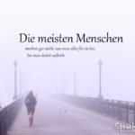 Die meisten Menschen - Steg mit Frau im Nebel