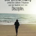 Disziplin Sprüche Sport und Träume - Frau joggt am Strand