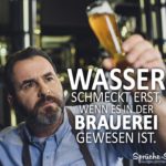 Mann mit Bier in der Hand - Bier Spruch - Wasser in Brauerei