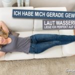 Frau liefgt auf der Couch - Lustiger Spruch Wasserwaage