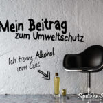 Leerer Raum mit Stuhl und Alkohol (Schnaps)