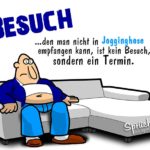 Mann in Jogginghose auf Sofa - Besuch in Jogginghose empfangen