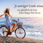 Frau auf Fahrrad am Strand - Je weniger Leute wissen wie glücklich du bist