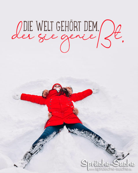 Frau macht Engel im Schnee - Schöner Spruch fürs Leben - Die Welt gehört dem der sie genießt.