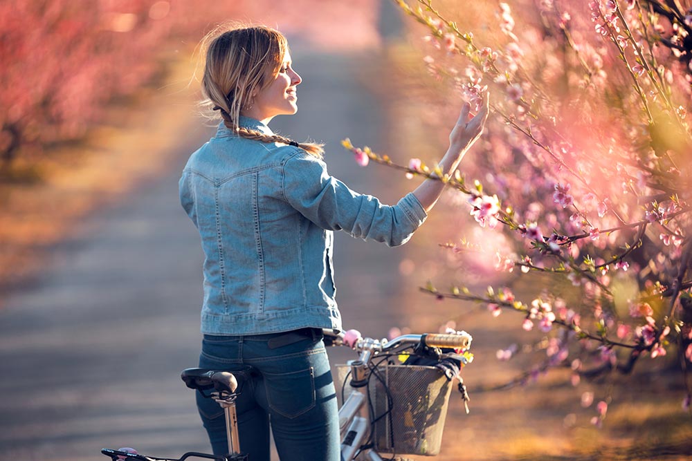 Frau mit Fahrrad - Lebensfreude Frühling