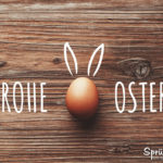 Ostergrüße - Frohe Ostern mit Ei auf Holzbrett geschrieben