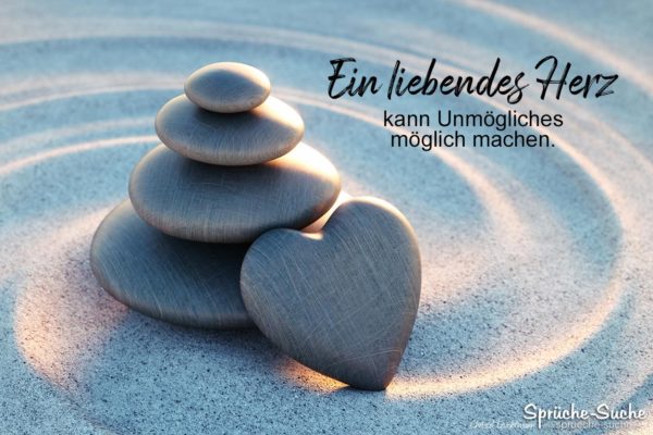 Steine gestapelt im Sand - Liebe Sprüche - Ein liebendes Herz